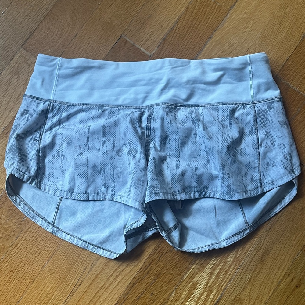 Lulu lemon white speed up 2.5 in inseam short